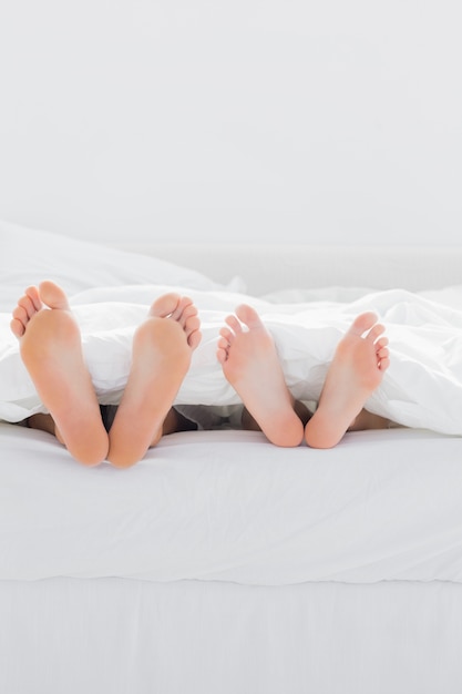 Pieds D'amoureux Sous La Couette