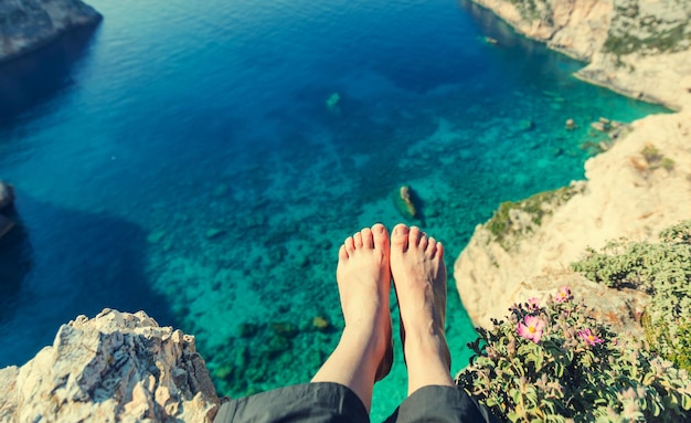 Pieds au-dessus de la baie de la mer