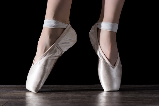 Pieds de ballerine dansante.