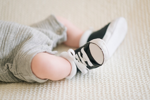 Pieds d'un baskets bébé nouveau-né