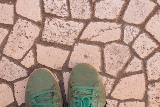 Pieds en baskets sur le sol en pierre