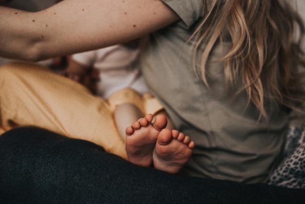 pieds de bébé au lit