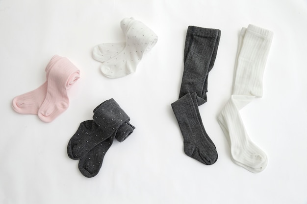 Pieds de bébé en chaussettes