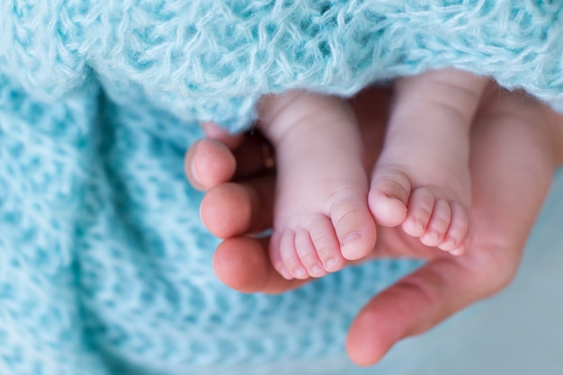 pieds de bébé sur une couverture