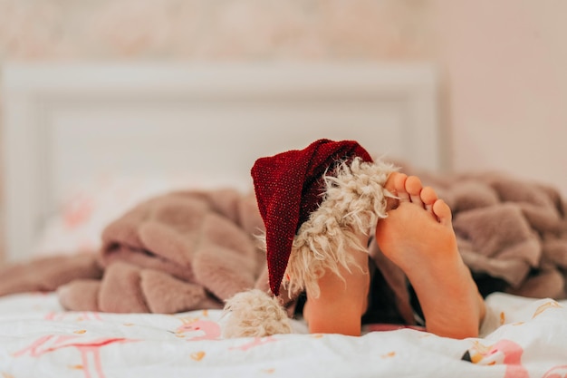 pieds de bébé avec des décorations de noël