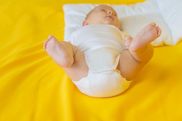 Pieds de bébé sur fond jaune Mise au point sélective