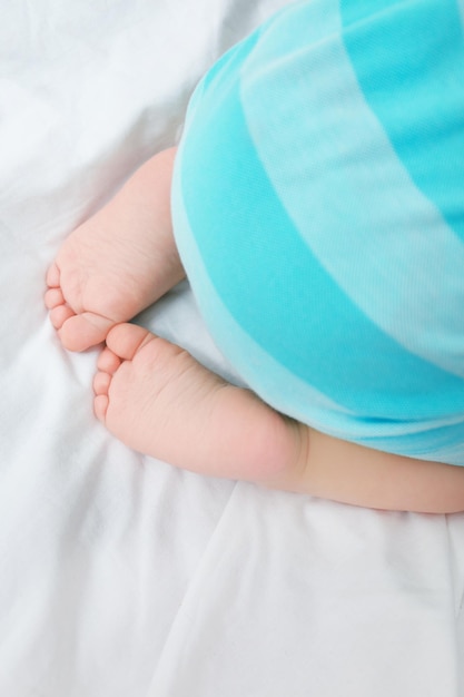 Pieds de bébé sur le lit libre