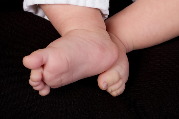 Pieds de bébé mignons et adorables, une macro