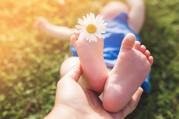 Pieds de bébé minuscules pieds de bébé Concept de soins pour bébé Maternité naturelle