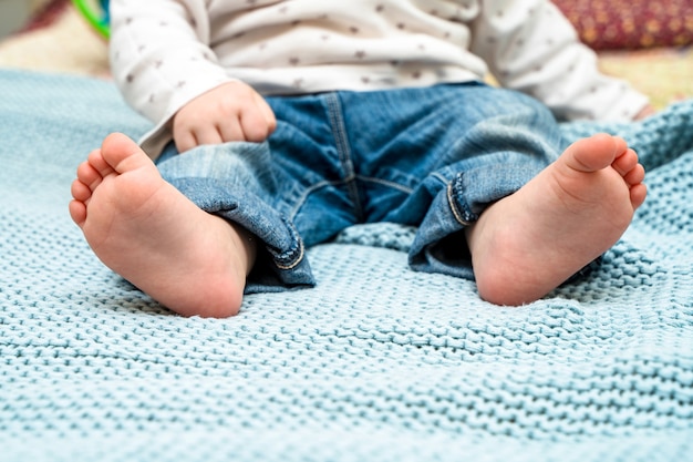 Pieds de bébé nouveau-né bébé d'un an costume en jean