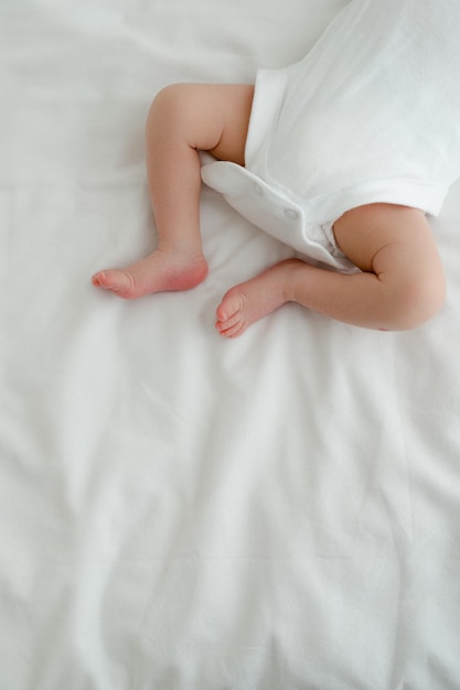 Pieds de bébé nouveau-né sur fond blanc idée de photographie nouveau-né. Idée de photo d'espace négatif