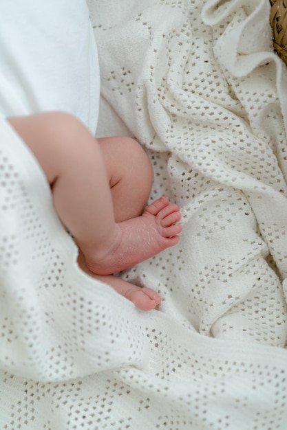 Pieds de bébé nouveau-né sur fond blanc photographie de style de vie naturel et simple. Photo en gros plan