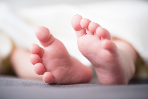 pieds de bébé nouveau-né