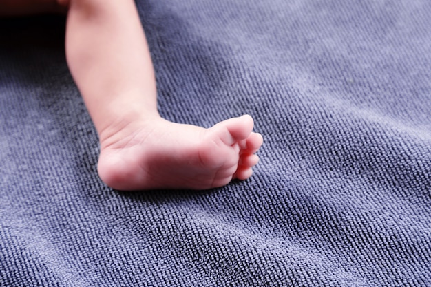 Pieds de bébé nouveau-né