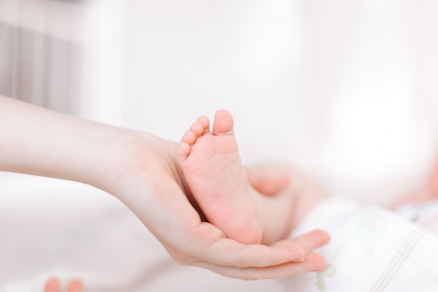 Pieds de bébé nouveau-né