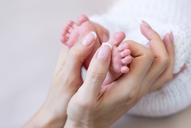 Pieds de bébé nouveau-né.