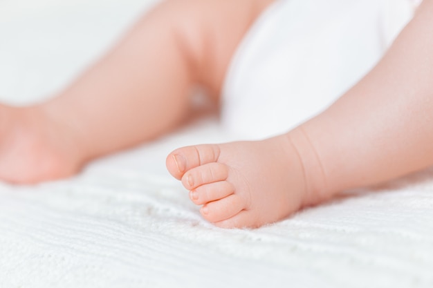 Pieds de bébé nouveau-nés