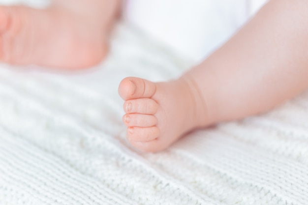 Pieds de bébé nouveau-nés