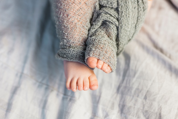 Photo pieds de bébé recouverts d'une couverture