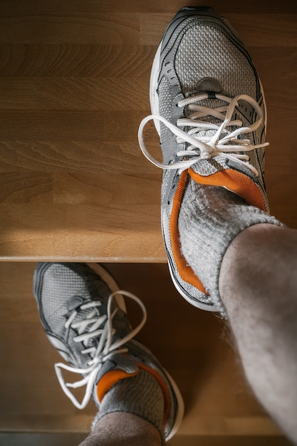 Photo pieds en chaussures de sport dans les escaliers