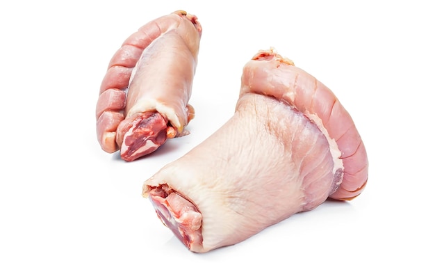 Pieds de coq de porc crus isolés sur fond blanc