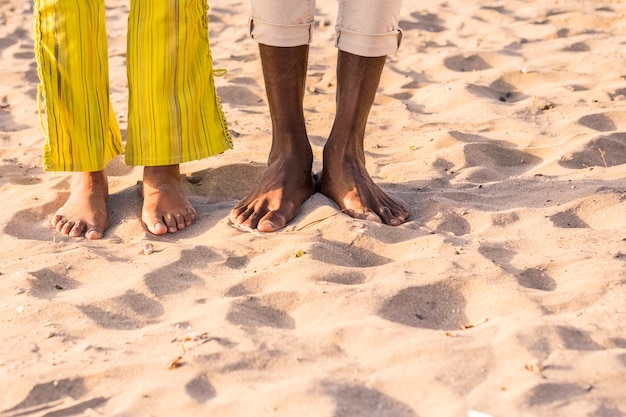 pieds de couple à la plage