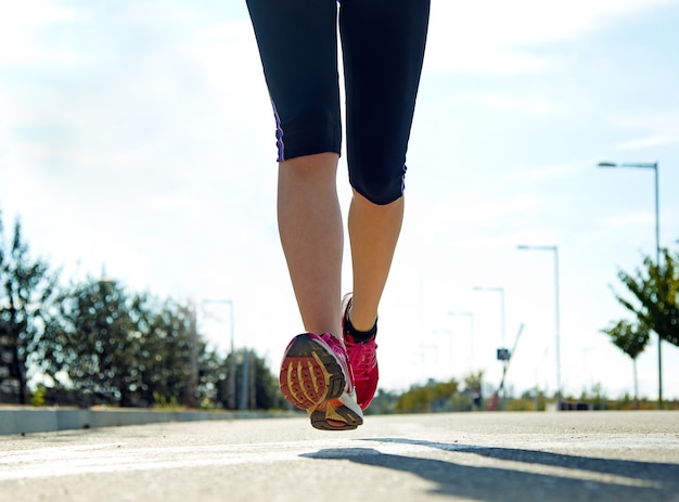 Pieds de courir sur la route femme