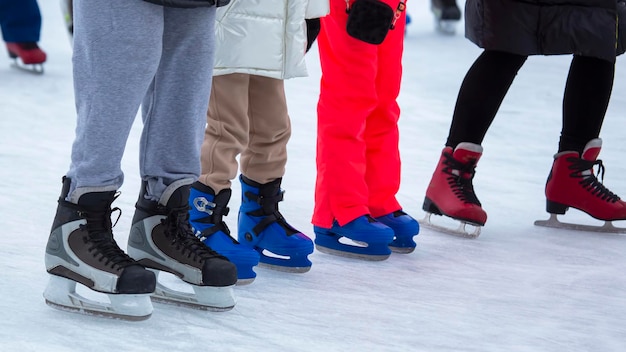 Pieds de différentes personnes patinant sur la patinoire