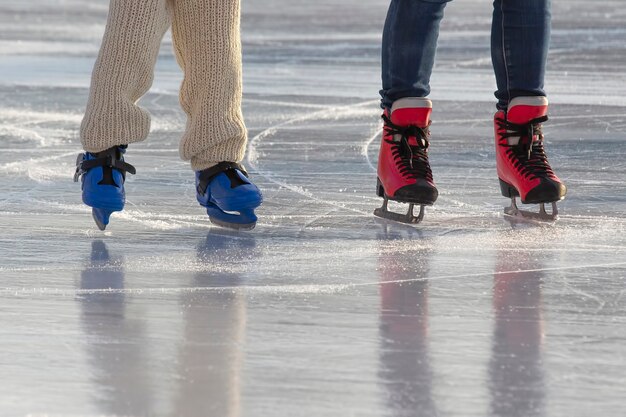 Photo pieds de différentes personnes patinant sur la patinoire