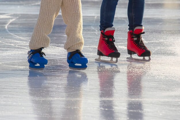 Pieds de différentes personnes patinant sur la patinoire