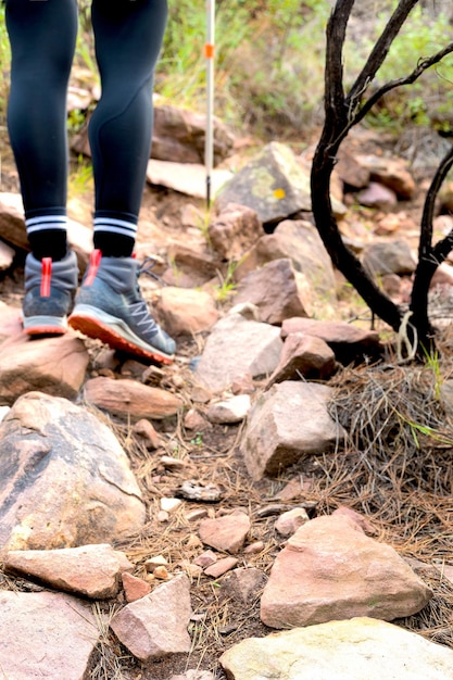 Les pieds du randonneur à la recherche du chemin sur la route