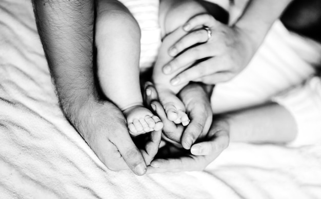 Les pieds des enfants entre les mains des parents .image conceptuelle de la paternité.photo avec espace de copie