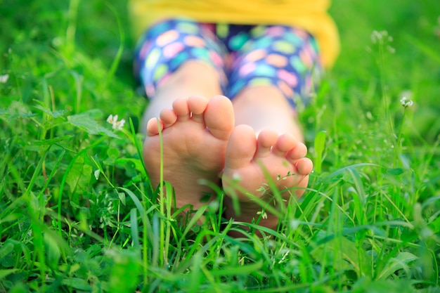 Les pieds des enfants sur l'herbe