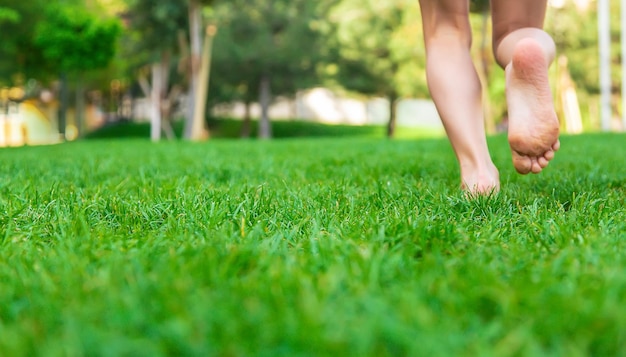 Photo les pieds des enfants vont sur l'herbe mise au point sélective