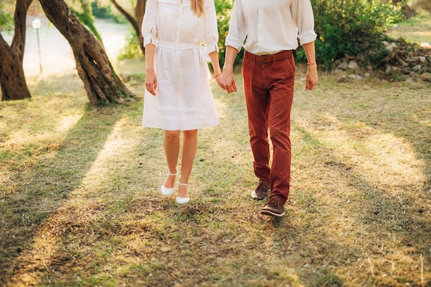 Pieds féminins et masculins sur l'herbe