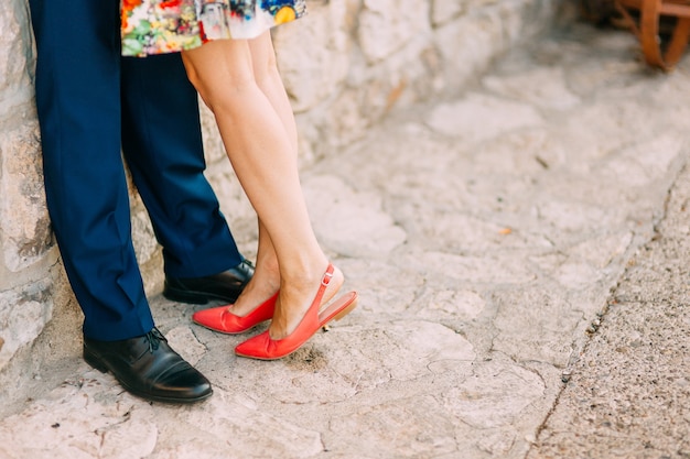 Pieds féminins et masculins sur le trottoir