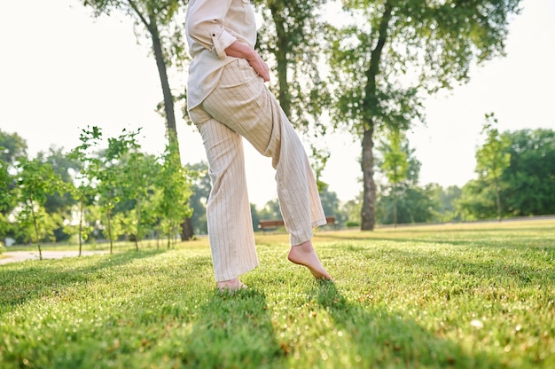 Pieds féminins pieds nus sur l'herbe dans le parc