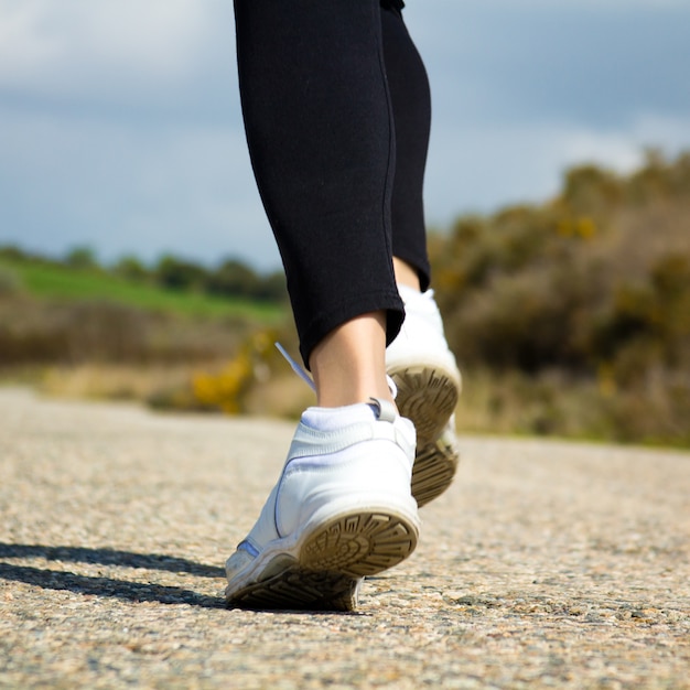 « pieds de la femme en baskets »