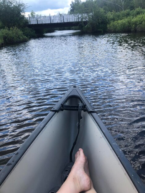 Les pieds d'une femme dans un bateau