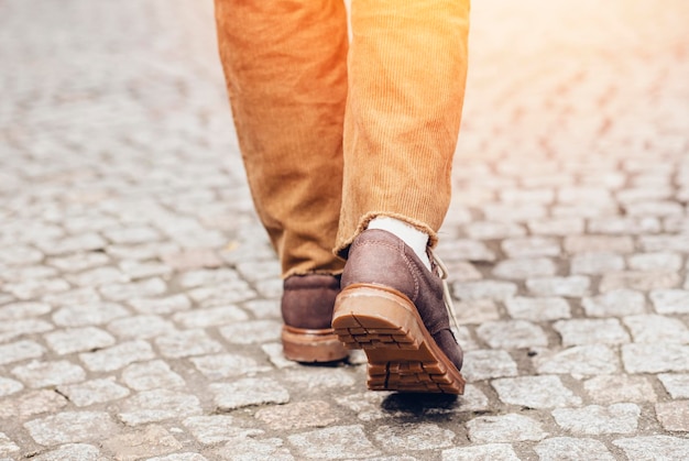 Pieds d'une femme dans des chaussures marron sur la rue de la ville Lifestyle Travel concept