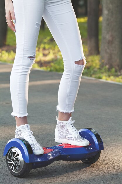 Pieds de femme sur hoveboard