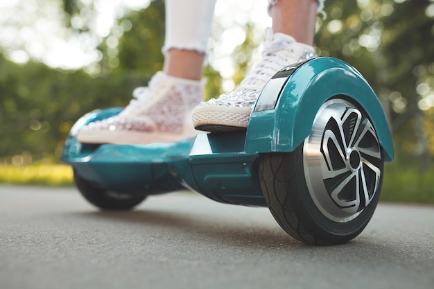 Pieds de femme sur hoverboard