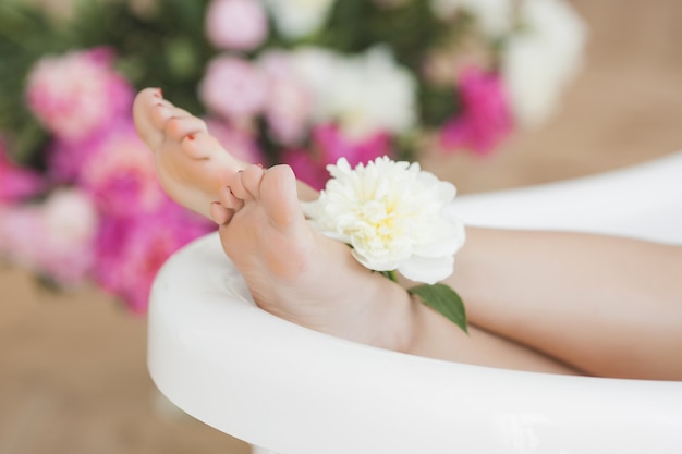 Photo les pieds des femmes dans le bain