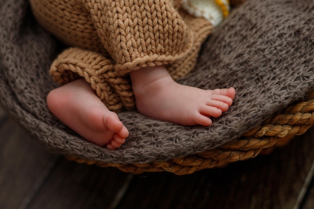 Pieds d'un gros plan de bébé endormi