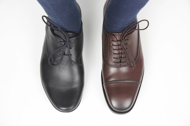 Pieds de l'homme dans des chaussures classiques marron et noir