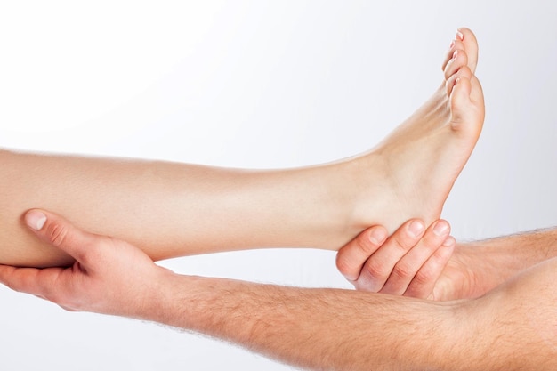 Photo pieds de massage des mains masculines