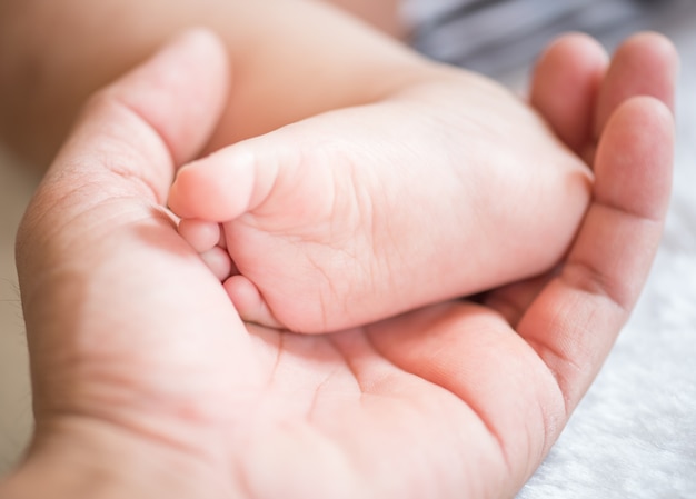 pieds de nouveau-né sur la main masculine