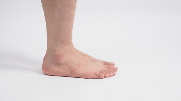Les pieds nus masculins asiatiques sont isolés sur fond blanc. photo prise en studio.