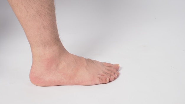 Photo les pieds nus masculins sont isolés sur fond blanc.