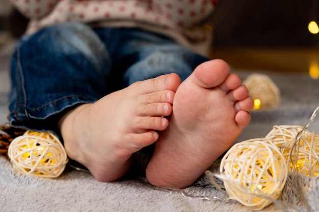 Les pieds nus d'un petit enfant L'humeur chaleureuse de Noël